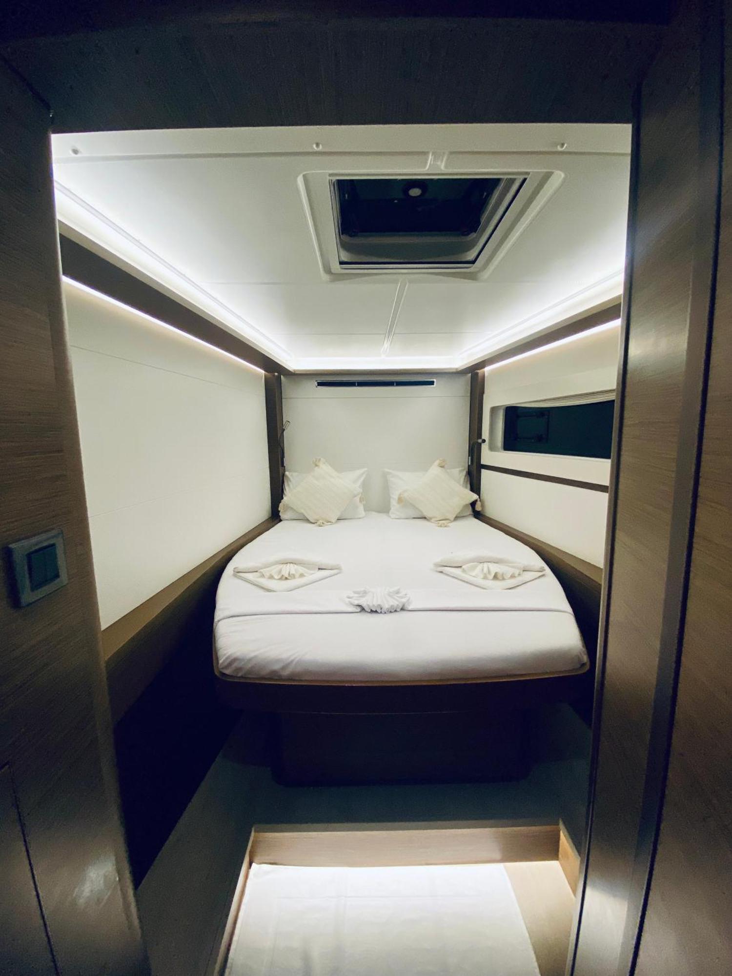 Botel Catamaran Sofia *